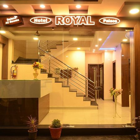 אויאיין Hotel Royal Palace - 150 Meters From Mahakal Temple מראה חיצוני תמונה