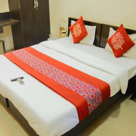 אויאיין Hotel Royal Palace - 150 Meters From Mahakal Temple מראה חיצוני תמונה