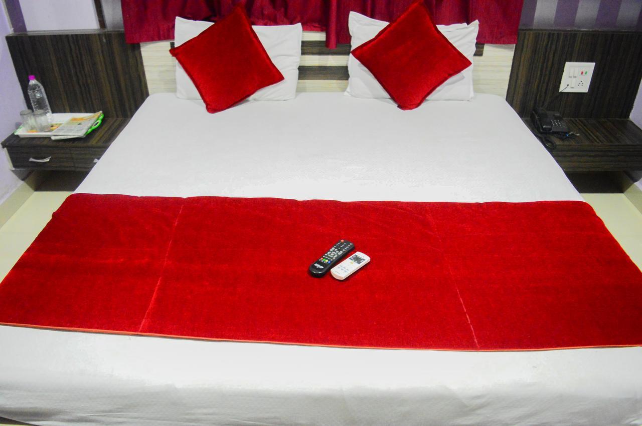 אויאיין Hotel Royal Palace - 150 Meters From Mahakal Temple מראה חיצוני תמונה