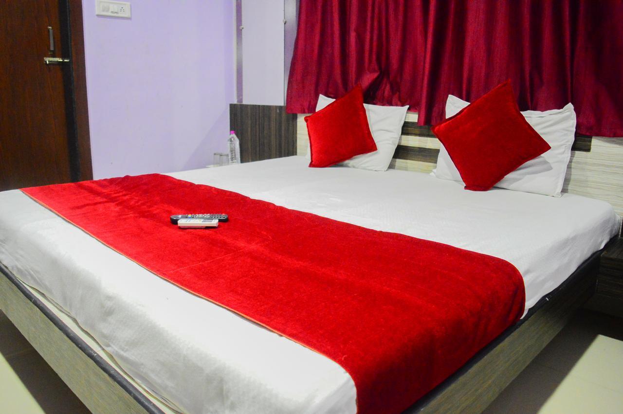 אויאיין Hotel Royal Palace - 150 Meters From Mahakal Temple מראה חיצוני תמונה