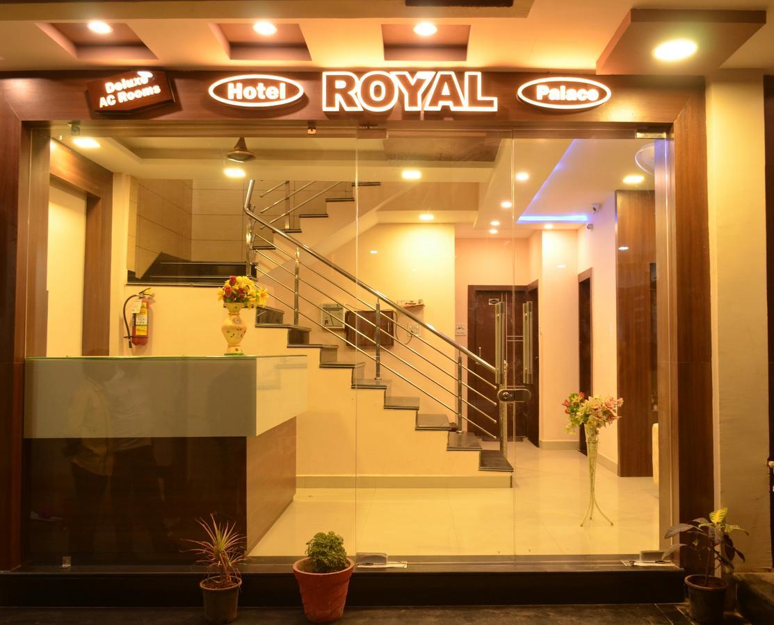 אויאיין Hotel Royal Palace - 150 Meters From Mahakal Temple מראה חיצוני תמונה