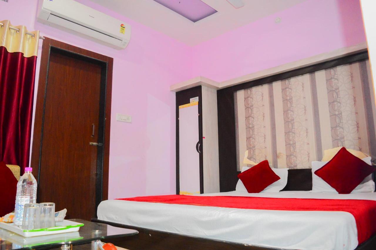 אויאיין Hotel Royal Palace - 150 Meters From Mahakal Temple מראה חיצוני תמונה