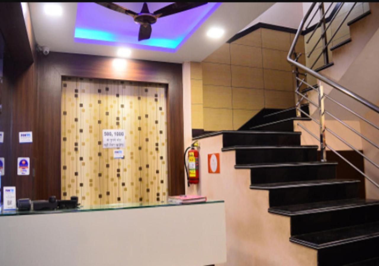 אויאיין Hotel Royal Palace - 150 Meters From Mahakal Temple מראה חיצוני תמונה