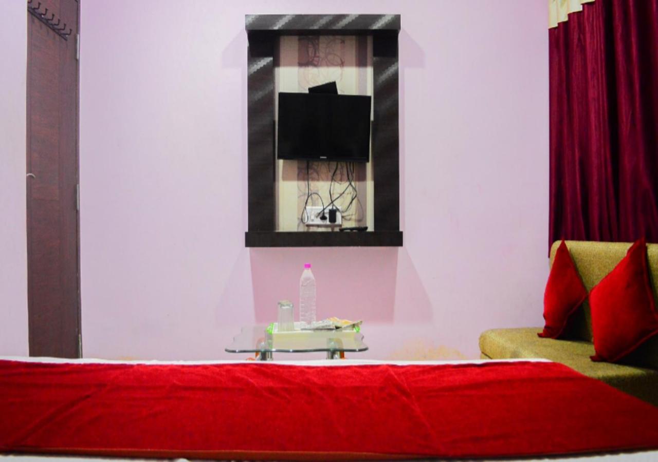 אויאיין Hotel Royal Palace - 150 Meters From Mahakal Temple מראה חיצוני תמונה
