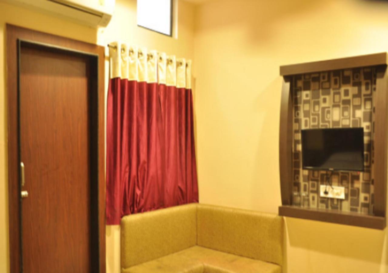 אויאיין Hotel Royal Palace - 150 Meters From Mahakal Temple מראה חיצוני תמונה